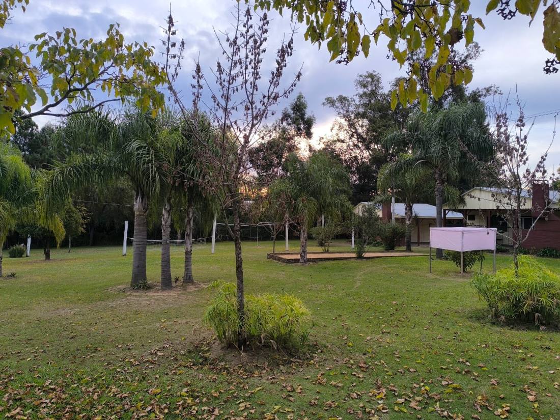 Parque arbolado del complejo de cabañas en Concordia