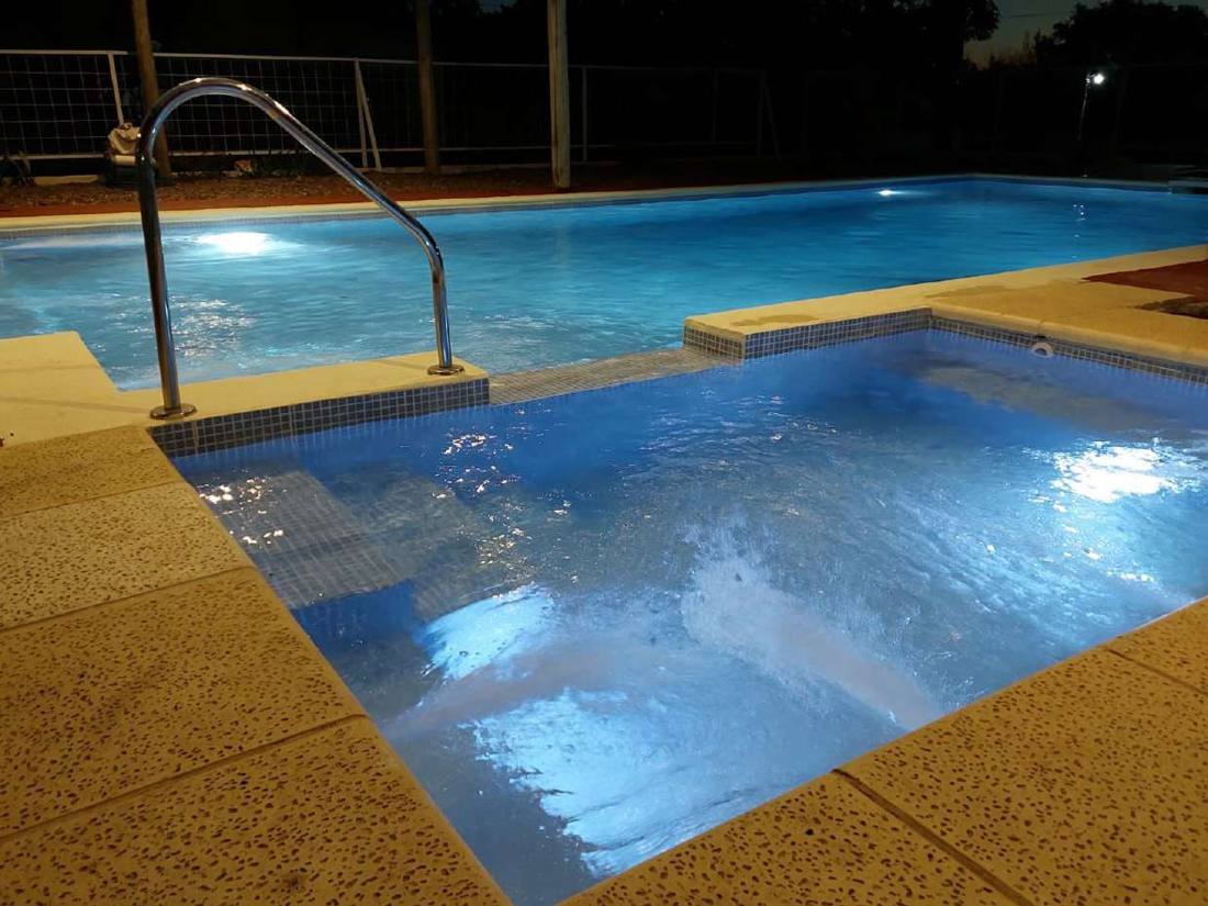 Pileta con jacuzzi en cabañas de Concordia